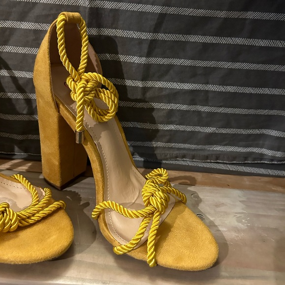 DBDK FASHION YELLOW HEELS SZ 8.5 - Picture 5 of 6